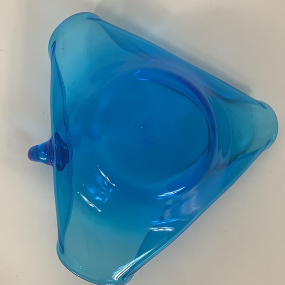 Vintage MCM blue hand blown dish with curved edges and handle. - Picture 6 of 6
